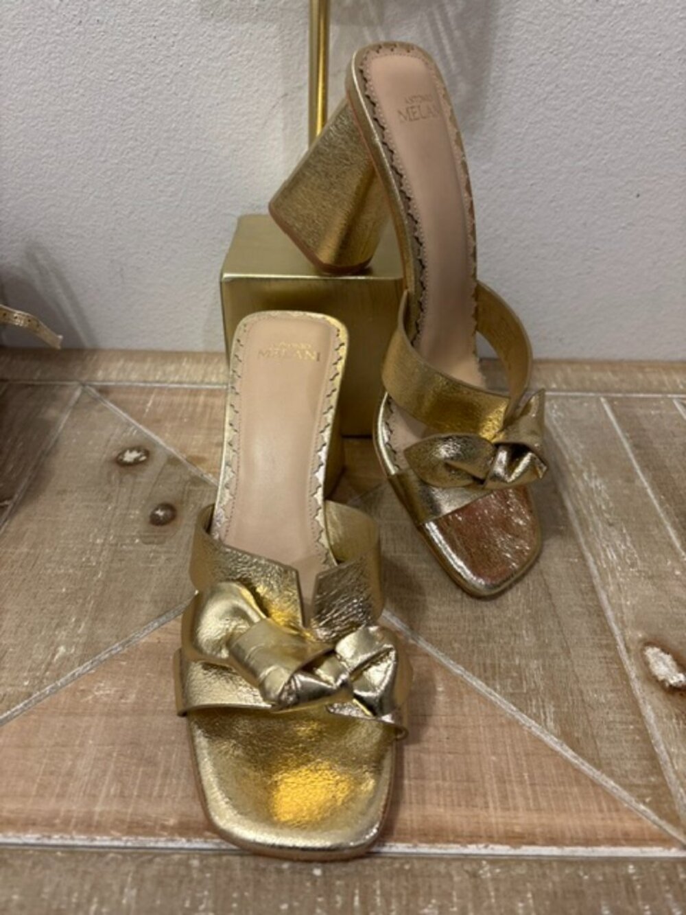 NWOT Antonio Melani Glimmer Gold Leather Bow Sandals Size 8.5